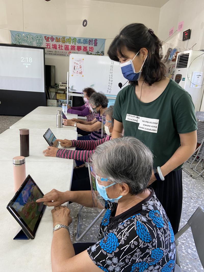 麗萍老師經由小遊戲帶入課程，阿公阿嬤們都很認真地操作，遊戲由簡單的點、拖曳、聲控...方式，搭配益智思考的遊戲，阿公阿嬤們都說這幾堂課下來，覺得元長DOC的課太好玩的，而且記憶力也好像有比較好，都好期待下次元長DOC可以再來五塊社區開課啊