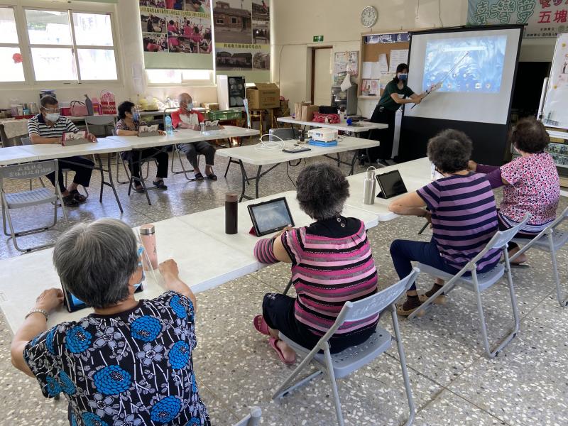 五塊社區的長輩們大多數都沒有使用過平板、手機...等3C產品。聽說這次元長DOC會帶平板過來上課大家都好期待。也很緊張自己部會操作怎麼辦?麗萍老師先教阿公阿嬤們認識平板的按鍵，及操作方式。