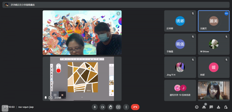 學員向駐點請教平板操作方式