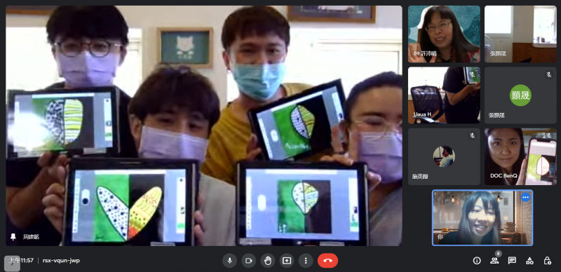 教室和線上的學員一起在鏡頭前展示自己的作品