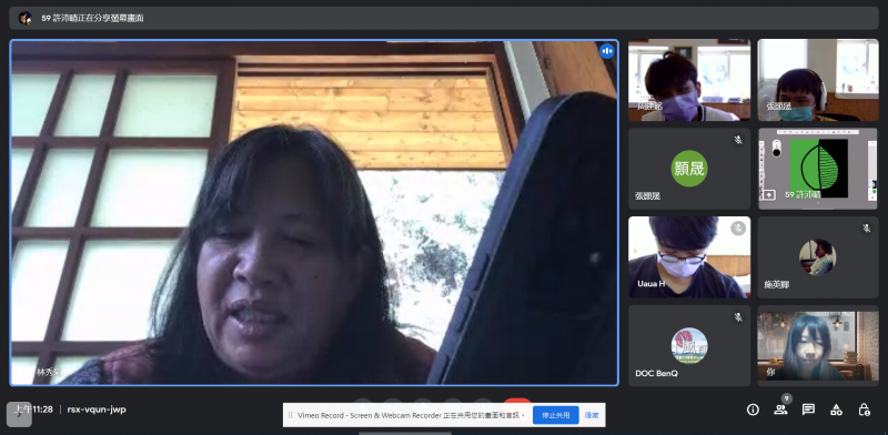 畫面中一邊操作一邊上課與講師互動的學員