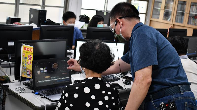 賴騏濬老師於課堂中指導學員特效的使用