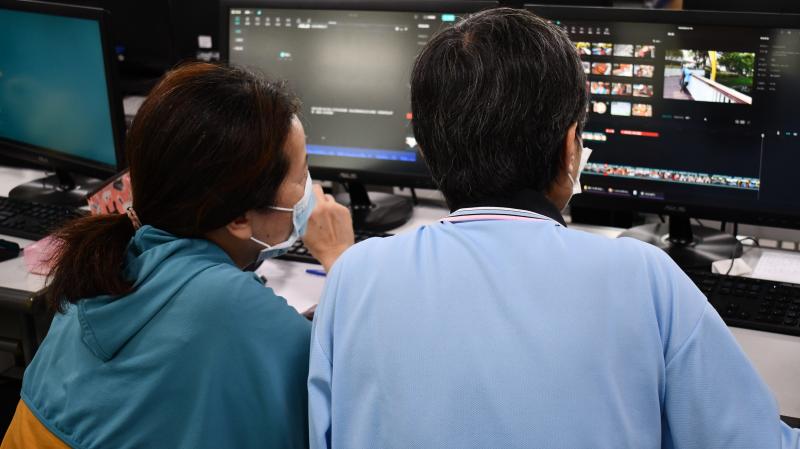 學員於課程中討論影片剪輯順序與特效