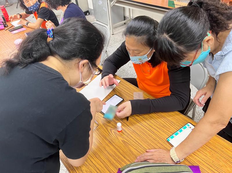 講師講解如何將金融卡/信用卡綁定至Line pay