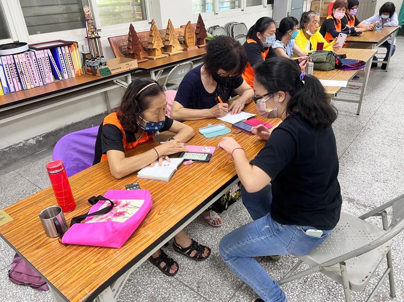 學員專心地依照老師所教的一步一步做筆記及操作