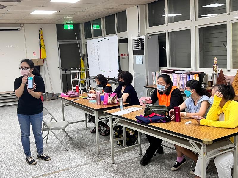 講師最後講解如何使用雲端發票以及綁定連結到郵局帳戶