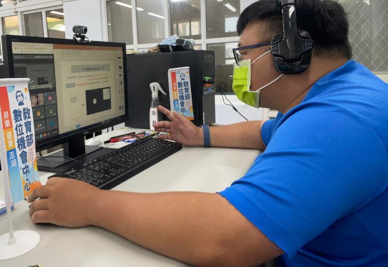 老師帶學員操作