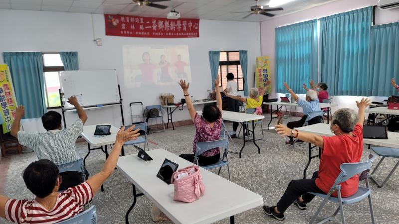 老師帶長輩做操增強免疫力。