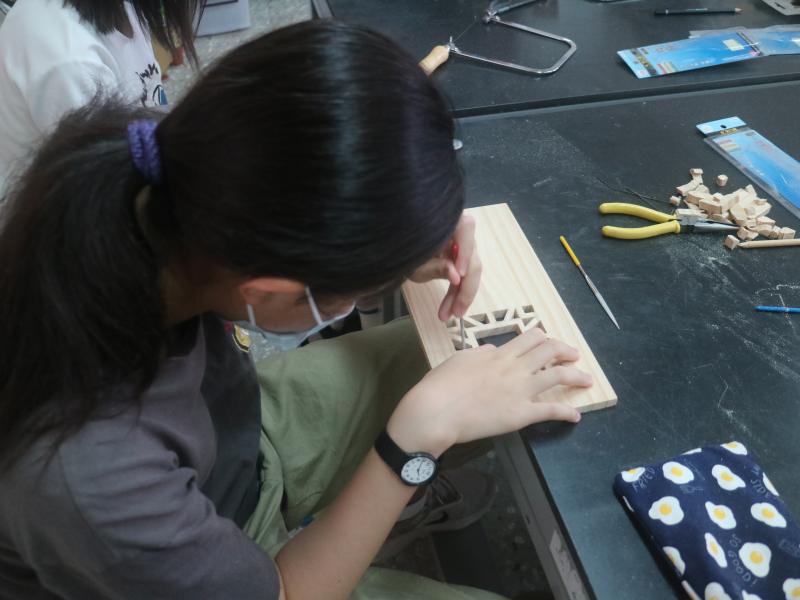 因為耐心才能做出獨一無二的窗花作品