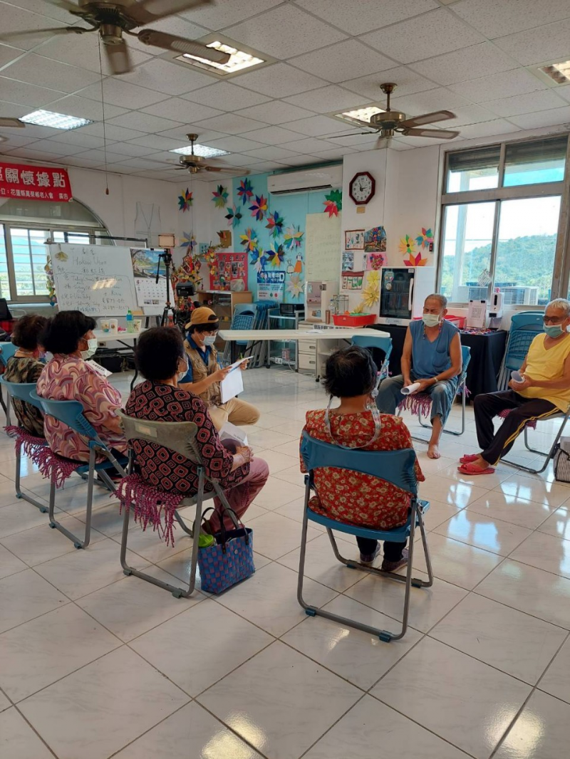 學員與講師在對劇本