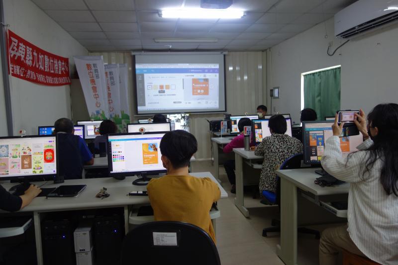 老師講解如何操作Canve設計海報情形