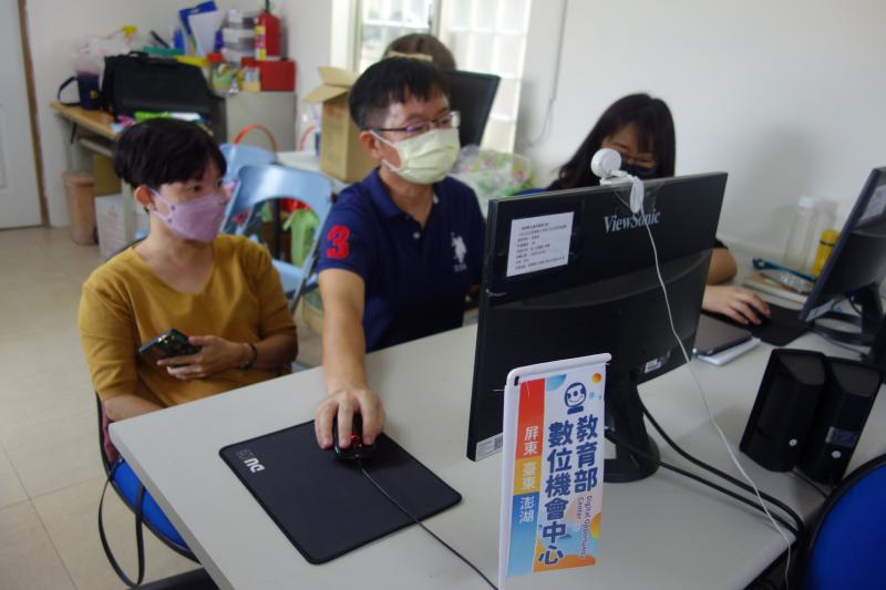 老師個別指導學員操作Canve軟體