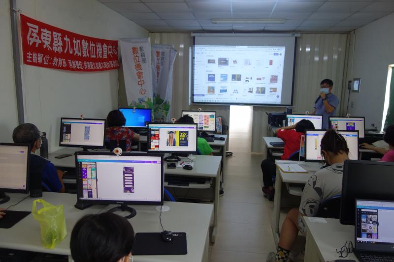 老師指導學員已完成海報設計後如何下載適合自己要應用的檔案型態