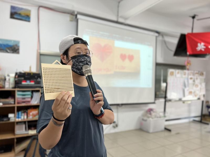 講師解說像素圖檔如何應用在十字繡洞洞版上