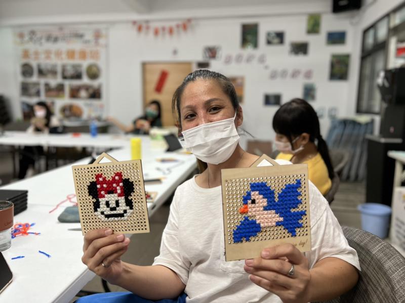 擅長傳統工藝的學員，在課堂中完成兩幅作品