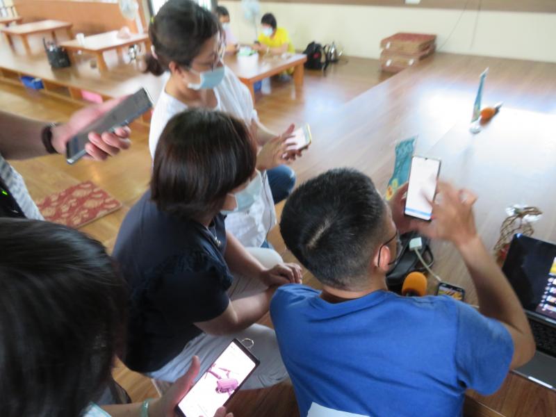 學員嘗試利用APP進行影片編輯。