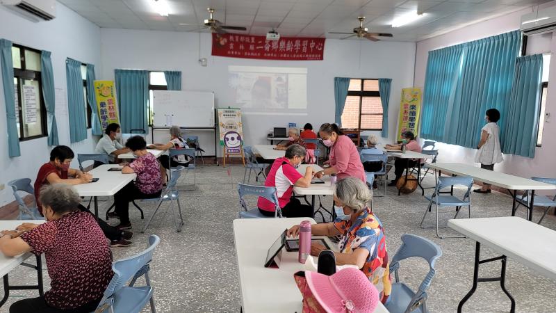 其他學員一同聆聽醫生解答的疑惑。