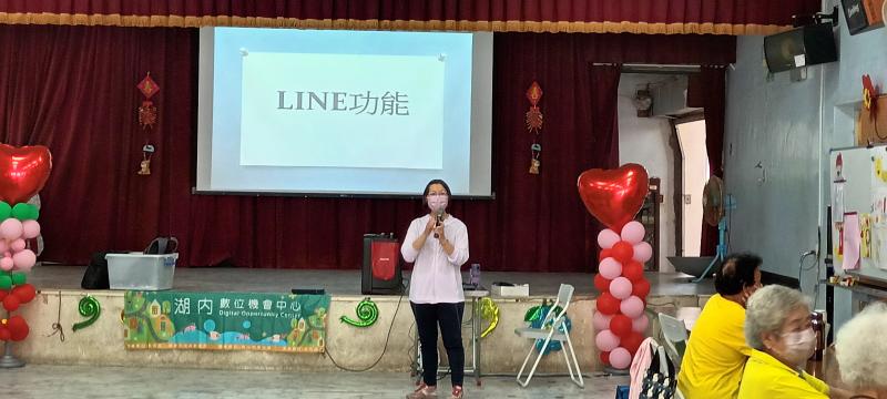 講師除了在台前授課,也會針對不熟悉操作的學員個別講解、示範操作喔!