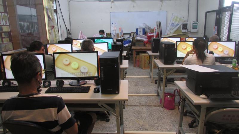 講師先跟學員介紹雷射雕刻的機器及功能的使用安全及材料的認識。