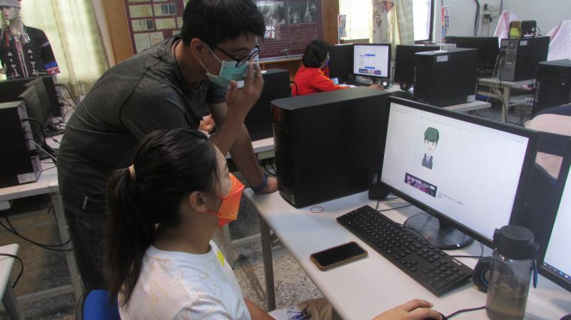 第一堂課，講師教學員使用一款charatoon線上Q版人物的製作軟體，完成以後還可以下載使用，軟體是免費的，所有的五官和衣服配件及背景都是可以任意更換的。。