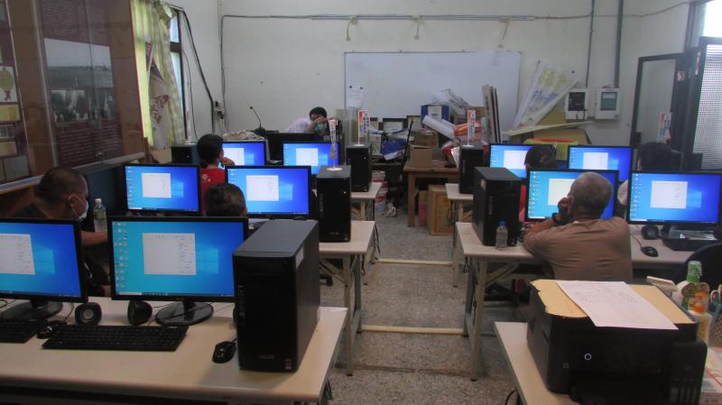 第二堂課，講師教學員另一款oppa doll軟體，是使用手機就可以製作Q版卡通人物的圖案，學員製作完成後，將自己設計好的Q版卡通人物圖案用雷射雕刻刻在餅乾上面。