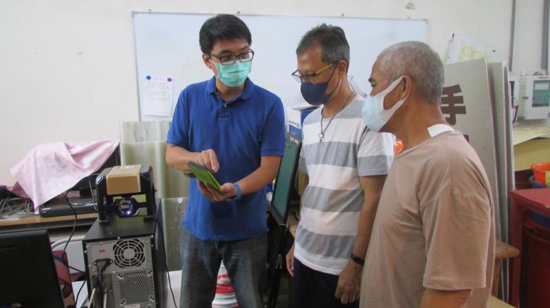 講師還教學員用一款繁體字體的軟體，把自己的名字用各種喜歡的字體生成後，去背下載用雷雕刻在學員自己帶來的農產品上。