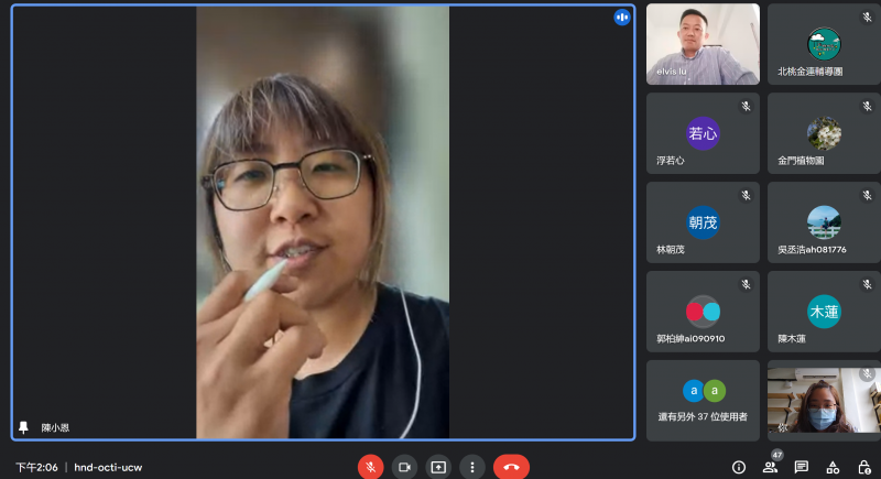 小恩老師用podcast主持方式採訪導演