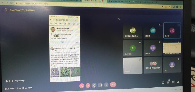 老師幫學員編輯個人粉絲專業驗收並修改.