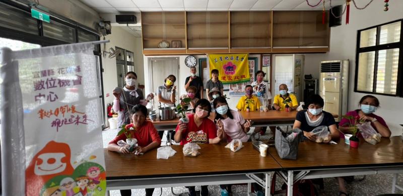 今天超充實，學習物聯網家電使用，還製作三星蔥燒餅，​​​​​​​大家開心的合照