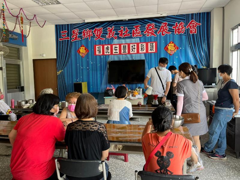 老師示範物聯網控制的熱水壺用法