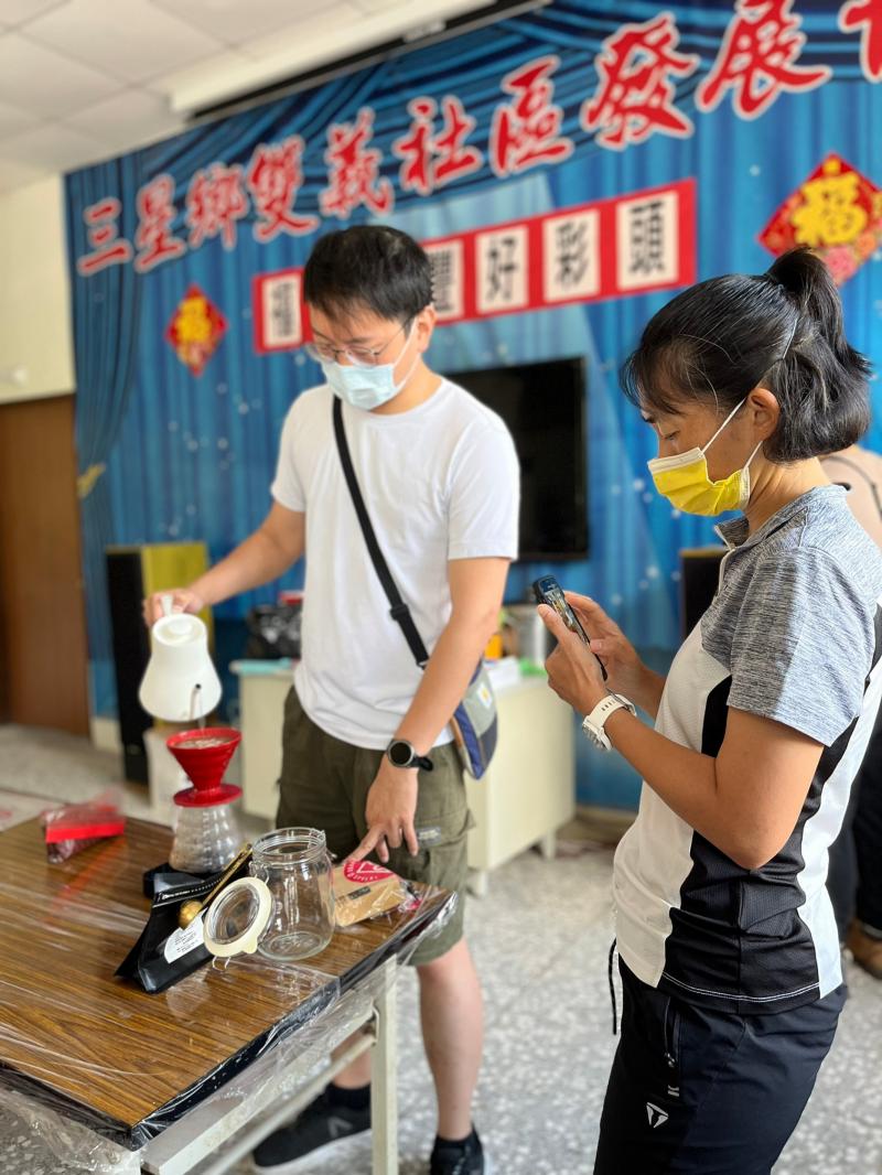 學員認真的錄影紀錄操作方式