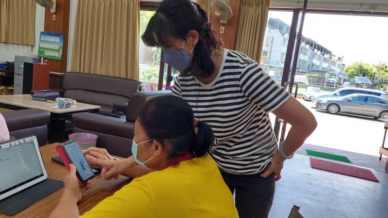 老師教導如何連結wiif設定及手機介面操作應用