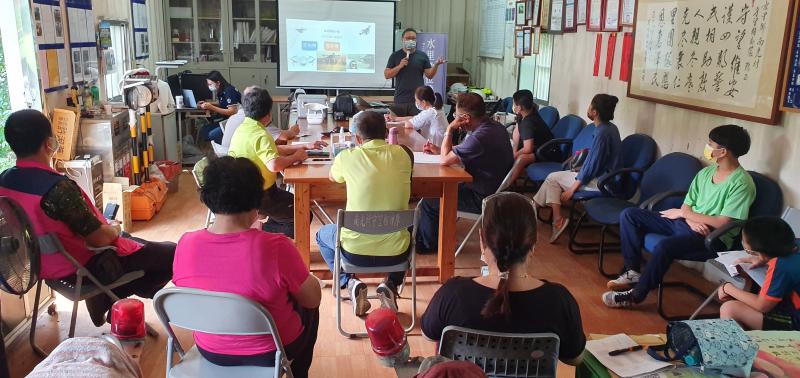 老師介紹無人機款式及操作方式，學員們專注聽課情形.