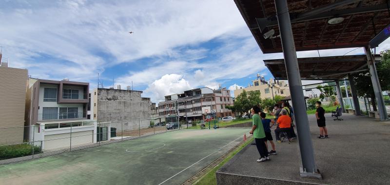 親自體驗無人機飛翔天空操控搖桿的快感.