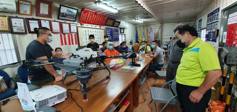 展示植保機功能、裝置方式以及如何使用操作.