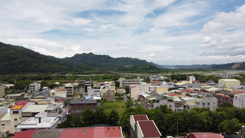 雙手搖桿無人機拍攝水里街道、建築物、玉峰大橋等之景色盡收眼前.