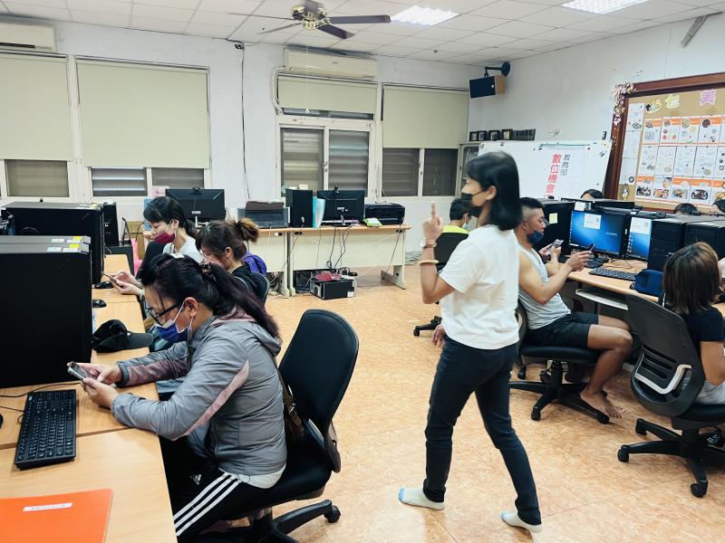 講師請學員們要製作成明信片的照片