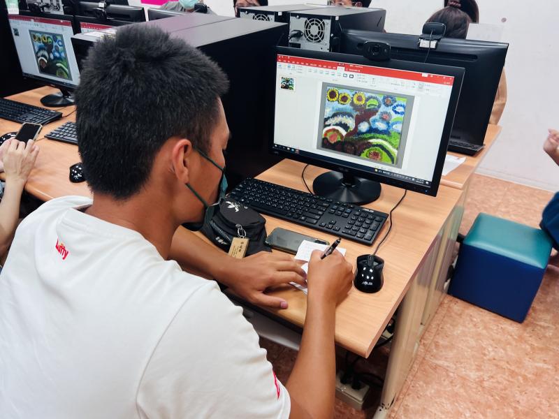 學員很認真做筆記