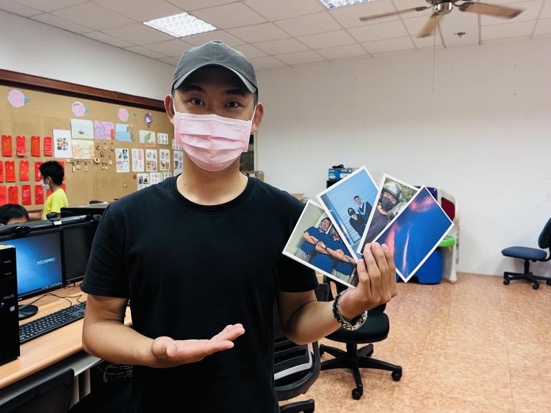 學員將同一張照片印了三次，想送給照片中的2位好朋友成為彼此之間的紀念