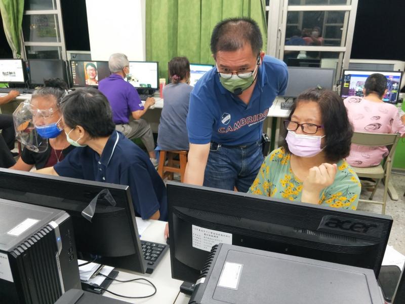 學員認真上課老師授課情形