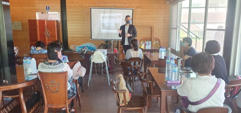 老師介紹車埕文化及數位足跡APP下載上課畫面.