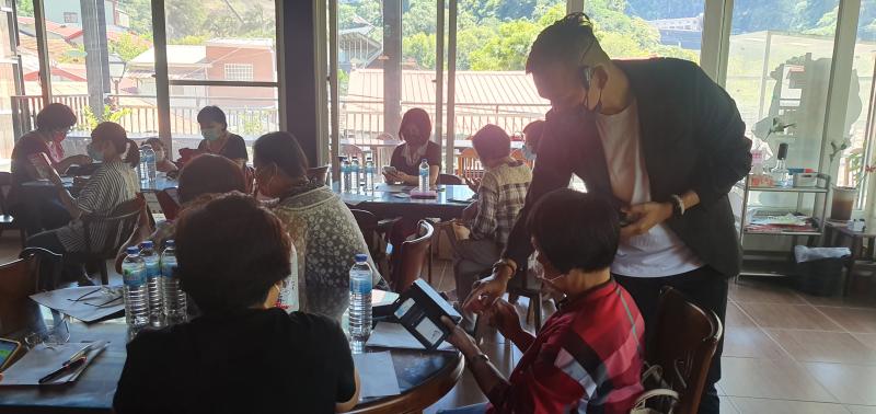 老師在旁指導學員Relive APP下載.