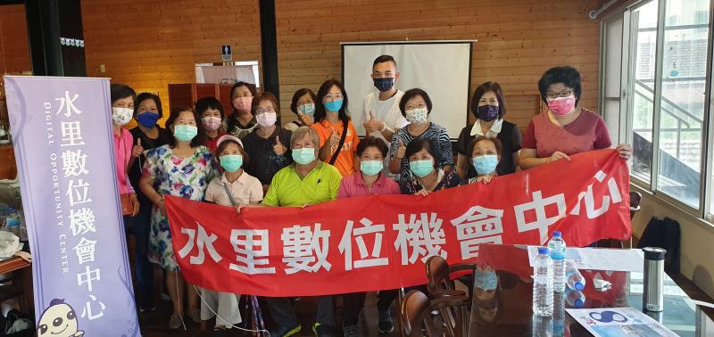 凡是走過必留下足跡，下課前邀老師一起拍照留下學習見證.