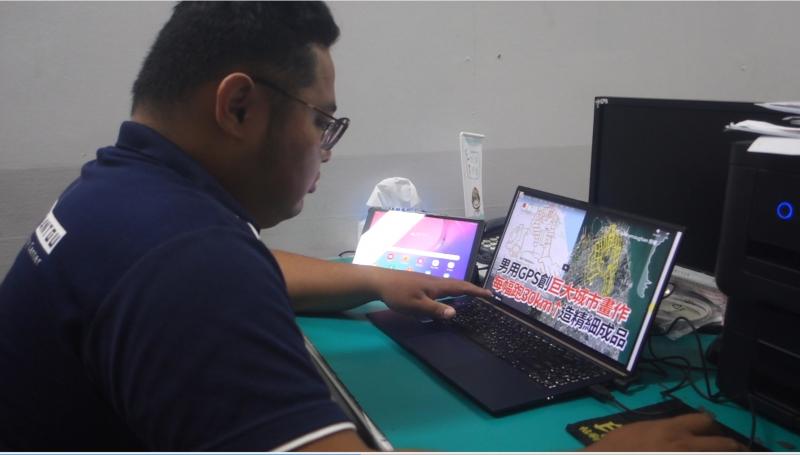 講師透過遠端視訊方式授課