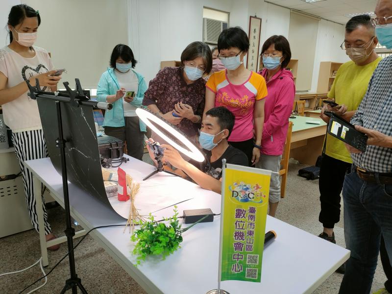 學員認真學習，專注看著老師拍攝及指導