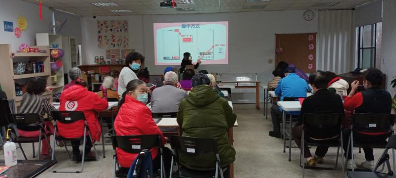 長者很認真上課