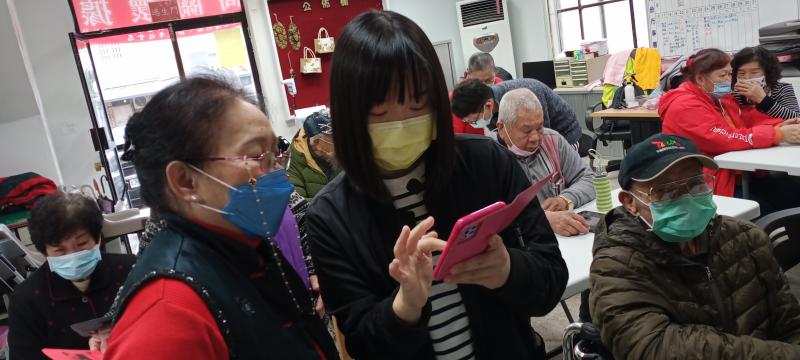 年紀大的學員不懂很的很快請老師個別教導