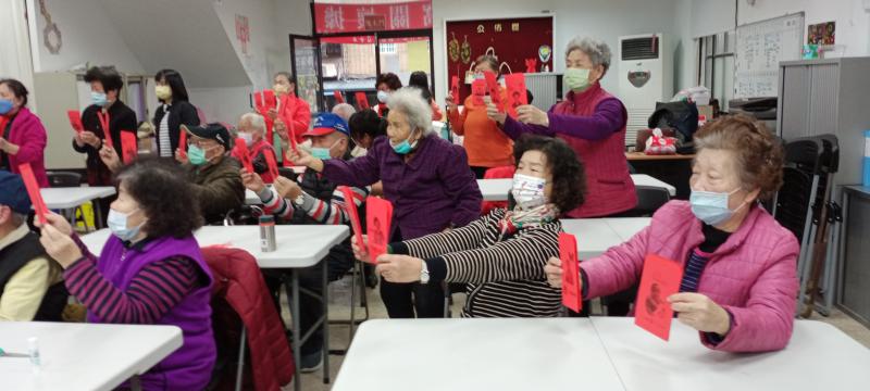 學員拿著自已設計的紅包袋來張大合照