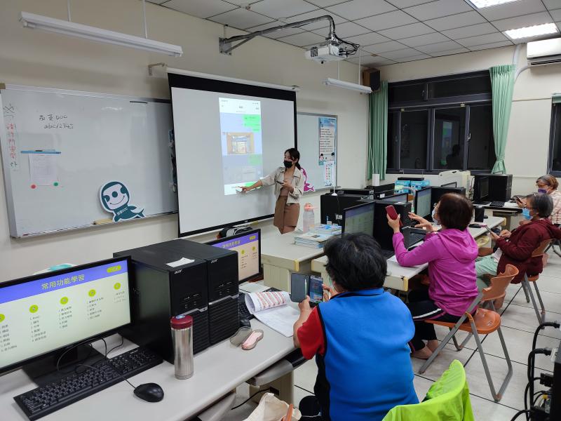 講師介紹line功能,學員們個個專心聆聽