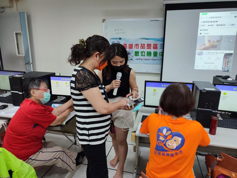 講師細心的一步一步教學員如何加入fb 社團